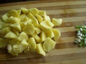 土豆现在流行吃黄色的了，口感要比白色的土豆绵沙可口。切成三角块