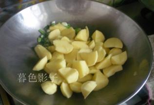 热油下葱花爆锅出香味，放土豆翻炒