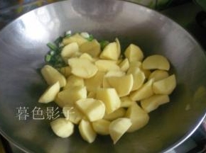热油下葱花爆锅出香味，放土豆翻炒