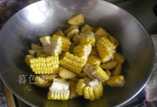 把玉米切开，掰成块下锅