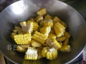 把玉米切开，掰成块下锅