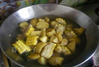 一次把水加足，小火慢炖