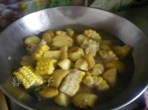 一次把水加足，小火慢炖