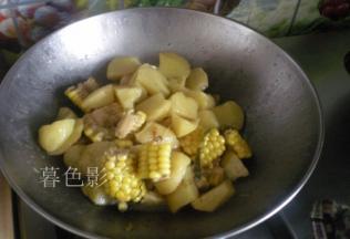 大约炖15分钟左右，土豆很松沙了。玉米也吸足汤汁了。菜就OK了。