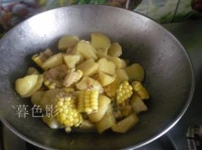 大约炖15分钟左右，土豆很松沙了。玉米也吸足汤汁了。菜就OK了。