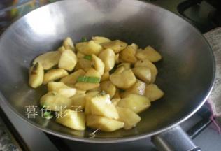 翻炒的土豆都沾上生抽