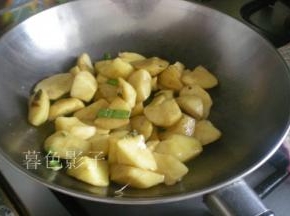 翻炒的土豆都沾上生抽