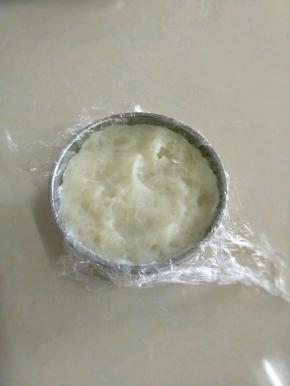 再取一个小碗，垫上一层保鲜膜。把土豆泥填入。