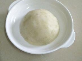 倒扣在盘中备用