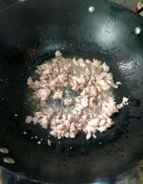 把猪肉末放入锅中至只变色，烹入料酒。