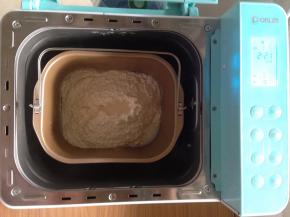 加入奶粉、面粉，在面粉顶端加上酵母，将面包桶放进面包机内。选择普通和面30分钟。（中间会停止和面10分钟，静置发酵，这样更利于面筋的形成）