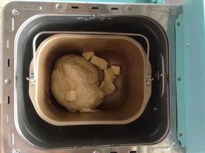 和面结束，静置5分钟后加入切成小块的黄油