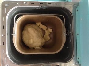 和面结束，静置5分钟后加入切成小块的黄油