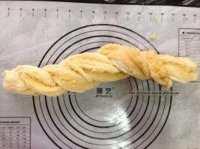 切面朝上，两边交叉，头尾捏紧