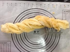 切面朝上，两边交叉，头尾捏紧