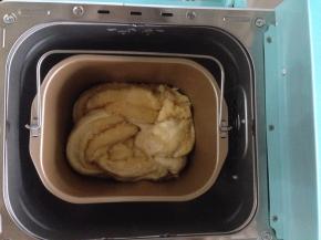 将面包坯放进面包桶内