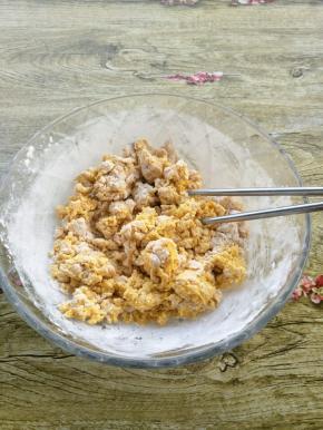 加入糯米粉，用筷子挑成絮状。