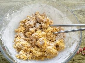 加入糯米粉，用筷子挑成絮状。