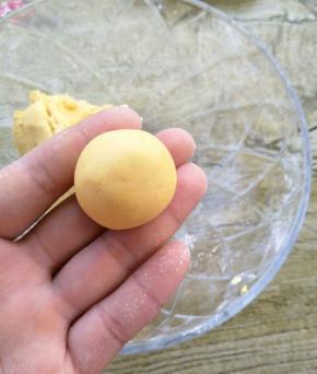 分成小份，搓圆