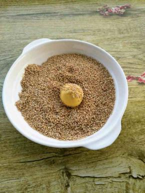 裹上一层白芝麻