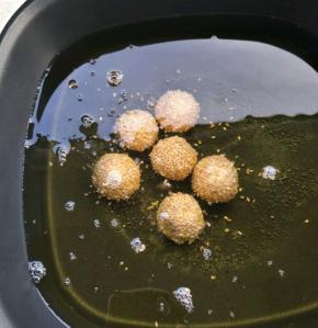 放入一成热的油温中