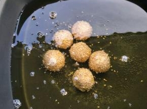 放入一成热的油温中