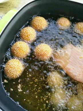 小火炸至浮起变态大(期间用锅铲把麻球往下压一压