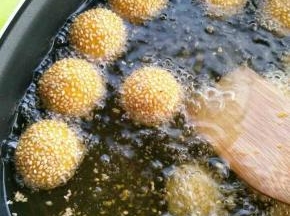 小火炸至浮起变态大(期间用锅铲把麻球往下压一压