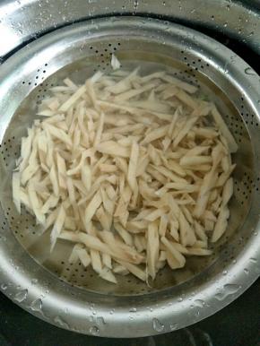 把莲藕切成细条，放入水中浸泡，防止氧化。炒的时候把它沥干