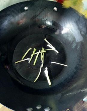 热锅凉油，下葱白小火煸香。