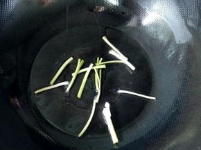 热锅凉油，下葱白小火煸香。