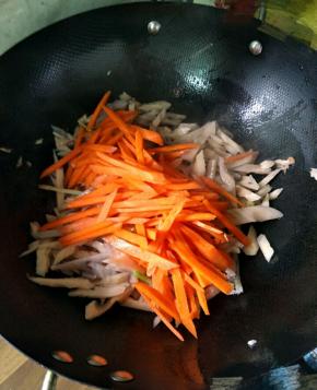 下胡萝卜炒匀
