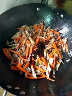 加入生抽，蚝油炒匀