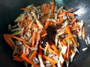 加入生抽，蚝油炒匀