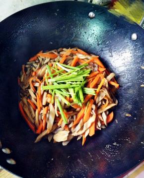 再加入葱叶翻炒均匀即可。