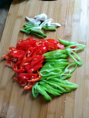 青椒，红椒，青蒜切一下。