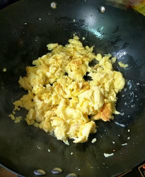把鸡蛋炒至成型，盛出备用。