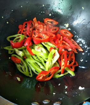 下青红椒炒匀
