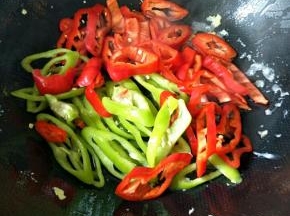 下青红椒炒匀