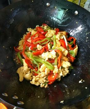 再加入炒好的鸡蛋翻炒均匀即可。