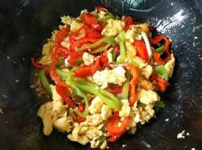 再加入炒好的鸡蛋翻炒均匀即可。