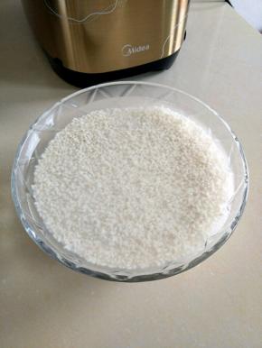 把糯米提前浸泡四个小时。