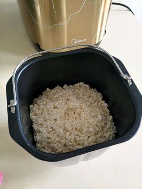 倒入面包桶里，加入清水。