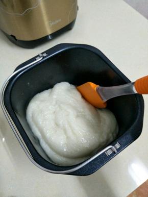 刮刀抹上油，把做好的年糕取出来。