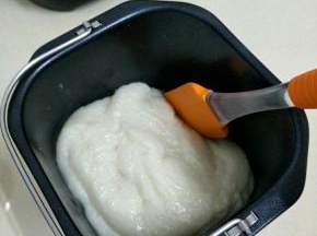 刮刀抹上油，把做好的年糕取出来。