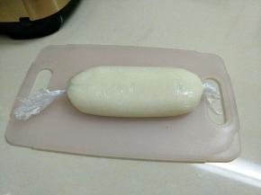 用保鲜袋装起来，放入冰箱冷冻四个小时