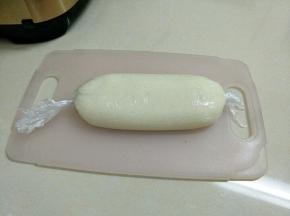 用保鲜袋装起来，放入冰箱冷冻四个小时