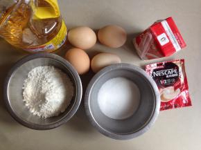 准备好所有材料，蛋黄和蛋清分别装在无水无油盆里