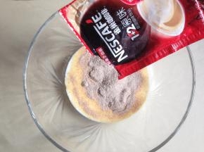 碗里装入牛奶、咖啡粉和10克细砂糖