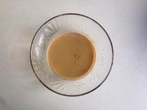 加入油，拌均匀，不见油星为止，比较浓稠的状态